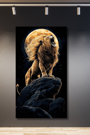León rugiendo a la luna en risco